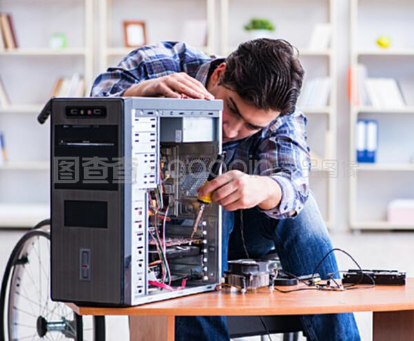 輪椅上的匠心 一位計(jì)算機(jī)修理工的堅(jiān)守與創(chuàng)新